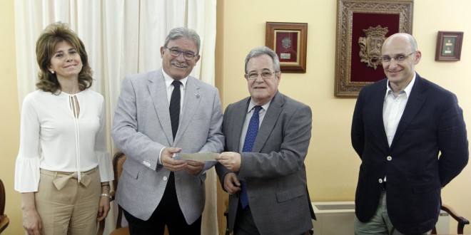 El Colegio de Abogados de Granada entrega a Cruz Roja una ayuda de 3.000 euros para los damnificados por el terremoto de Nepal El Colegio de Abogados de Granada entrega a Cruz Roja una ayuda de 3.000 euros para los damnificados por el terremoto de Nepal