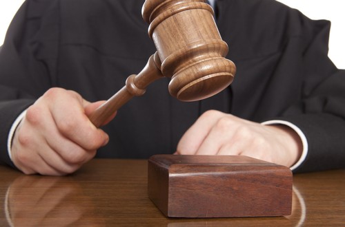 “Si los jueces tuvieran que abstenerse cada vez que coinciden en un caso con un compañero de la facultad, les resultaría imposible administrar justicia” “Si los jueces tuvieran que abstenerse cada vez que coinciden en un caso con un compañero de la facultad, les resultaría imposible administrar justicia”