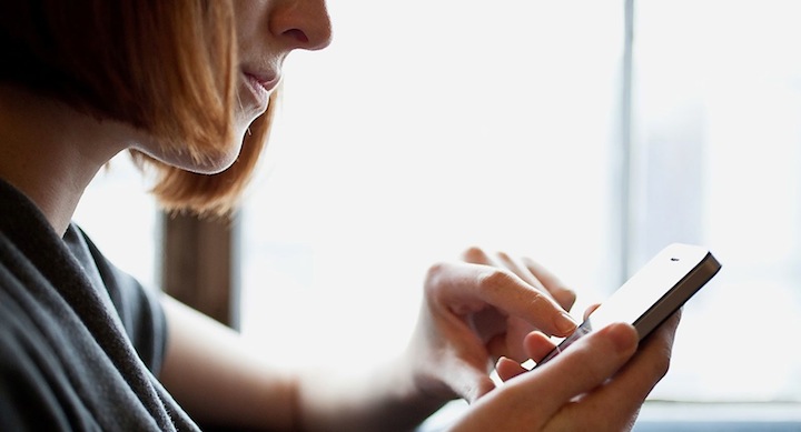 Chica mirando su telefono movil donde está el IMSI