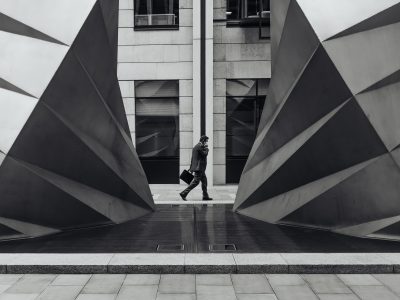 Demanda de ejecución dineraria de título no judicial: entidad bancaria frente avalistas de una empresa declarada en concurso (Caso real)