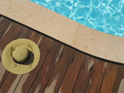 ¿Reclamar las lesiones sufridas tras resbalar en una piscina comunitaria? (Caso real)