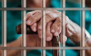 Puede un anciano entrar en prisión? | E&J