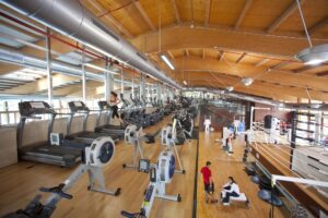 gimnasios para hacer deporte y |