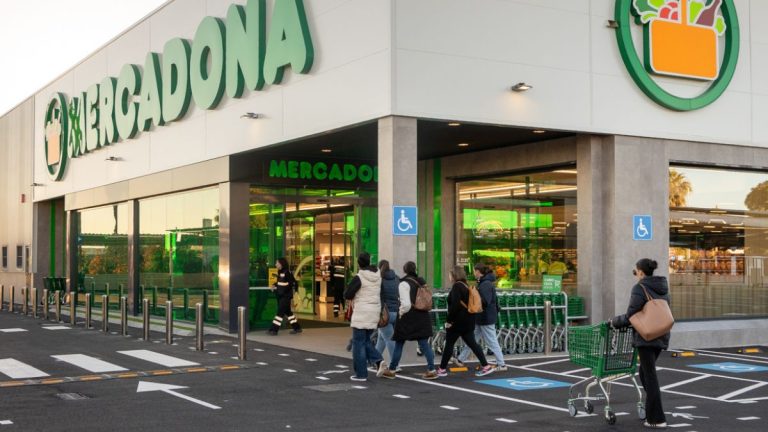 Mercadona despide a un trabajador por cobrar a familiares en caja, siendo una práctica prohibida por la empresa