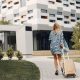 Dos mujeres con equipaje accediendo a un edificio