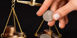 Balanza con dinero