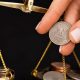 Balanza con dinero