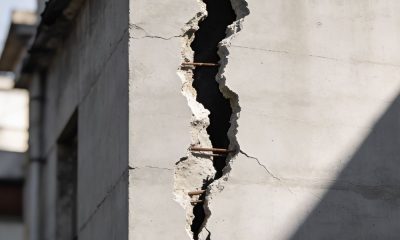 Edificio con daños en la fachada