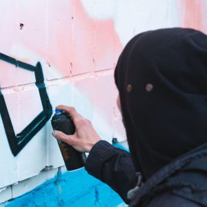 Encapuchado haciendo grafiti