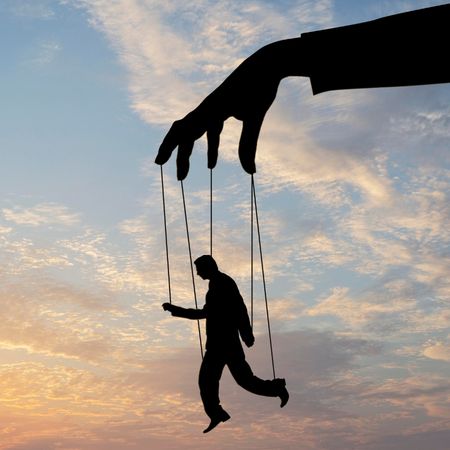 Silueta de persona colgando de hilos como una marioneta