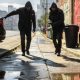 Dos hombres encapuchados en la calle