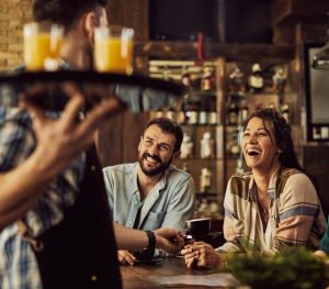 Personas en un bar