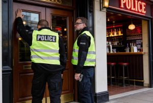 Policía en la puerta de un bar