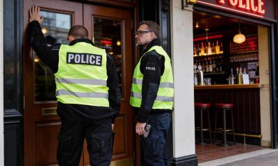 Policía en la puerta de un bar