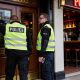 Policía en la puerta de un bar