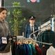 Chica en una tienda con una prenda escondida en el bolso