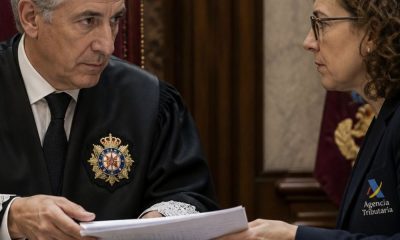 Magistrado Tribunal Supremo y a su lado el representante de la Agencia Tributaria