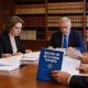 Abogados con manual de derecho de la UE