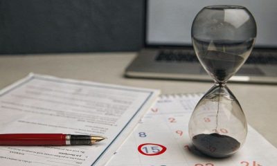 calendario y reloj de arena