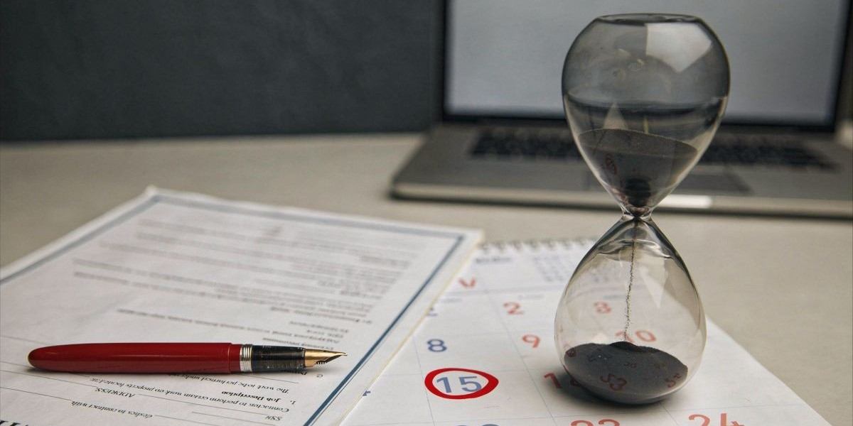 calendario y reloj de arena