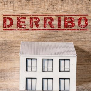 Foto de una casa con la palabra derribo