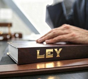 Libro con la palabra ley en la solapa