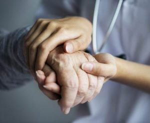 Manos de dos personas entrelazadas