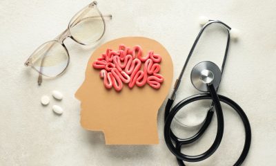 Perfil persona, fonendoscopio, pastillas y gafas