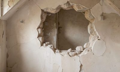 Agujero en la pared de un desván