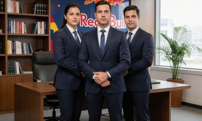 Tres abogados y detrás imagen corporativa de Red Bull