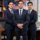 Tres abogados y detrás imagen corporativa de Red Bull