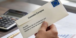 Sobre con remite de la Comisión Europea