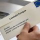 Sobre con remite de la Comisión Europea