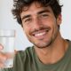 Un chico sosteniendo un vaso de agua