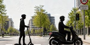Un patinete eléctrico y un ciclomotor
