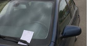 Coche aparcado con multa