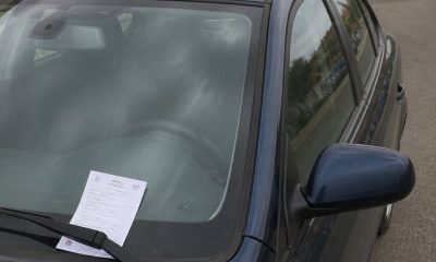 Coche aparcado con multa
