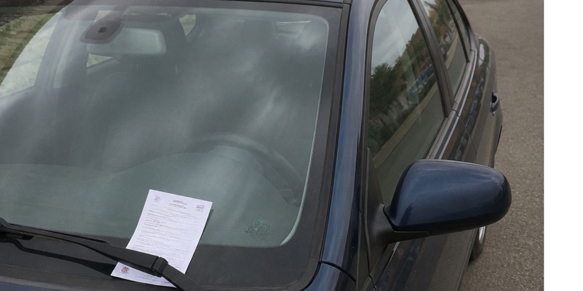 Coche aparcado con multa