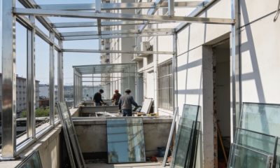 Obreros desmontando una estructura en elementos de fachada