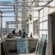 Obreros desmontando una estructura en elementos de fachada