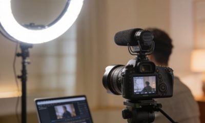 Cámara profesional y elementos usados por creadores de contenido