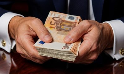 Persona con traje elegante devolviendo dinero