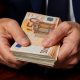 Persona con traje elegante devolviendo dinero
