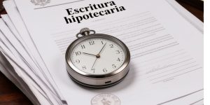 Una escritura hipotecaria y un reloj
