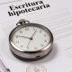 Una escritura hipotecaria y un reloj