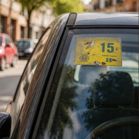 Etiqueta ITV 2015 en un coche