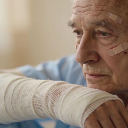 Una persona con el brazo vendado