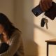 Mujer sentada en el suelo. El marido de pie con sus pertenencias
