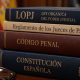 Código Penal, Constitución, LOPJ y Reglamento de los Jueces de Paz apilados en una mesa