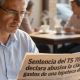 Una persona leyendo un titular relacionado con cláusulas abusivas